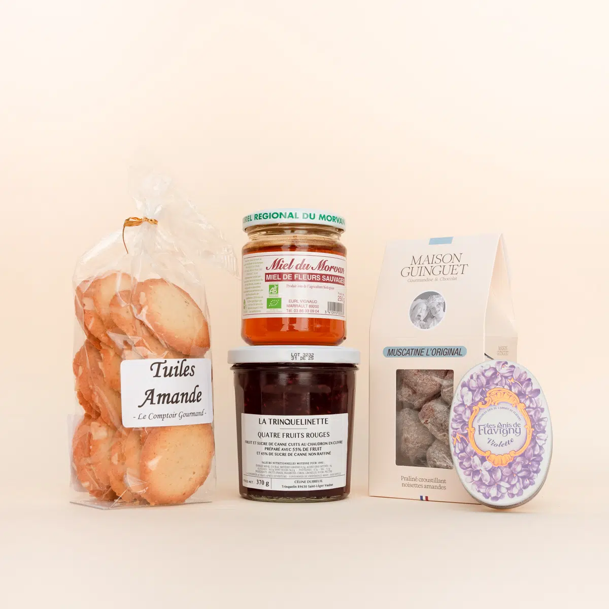 Coffret cadeau composé de produits sucrés : 1 confiture, 1 miel, 1 sachet de tuiles aux amandes, 1 sachet de muscadins en chocolat, 1 boite d'Anis de Flavigny