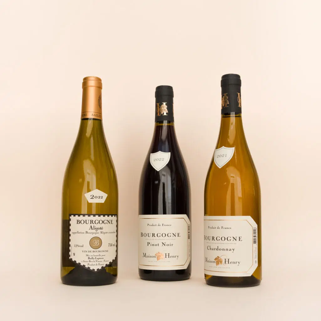 coffre-3-bouteilles-vins-bourgogne Coffret cadeau 3 bouteilles composé de 3 vins de Bourgogne : 1 Bourgogne Aligoté, 1 Pinot Noir, 1 Chardonnay