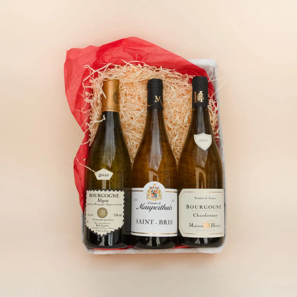 coffret-3-blancs Coffret cadeau composé de 3 vins blancs de Bourgogne : 1 Bourgogne Aligoté, 1 Saint-Bris, 1 Chardonnay