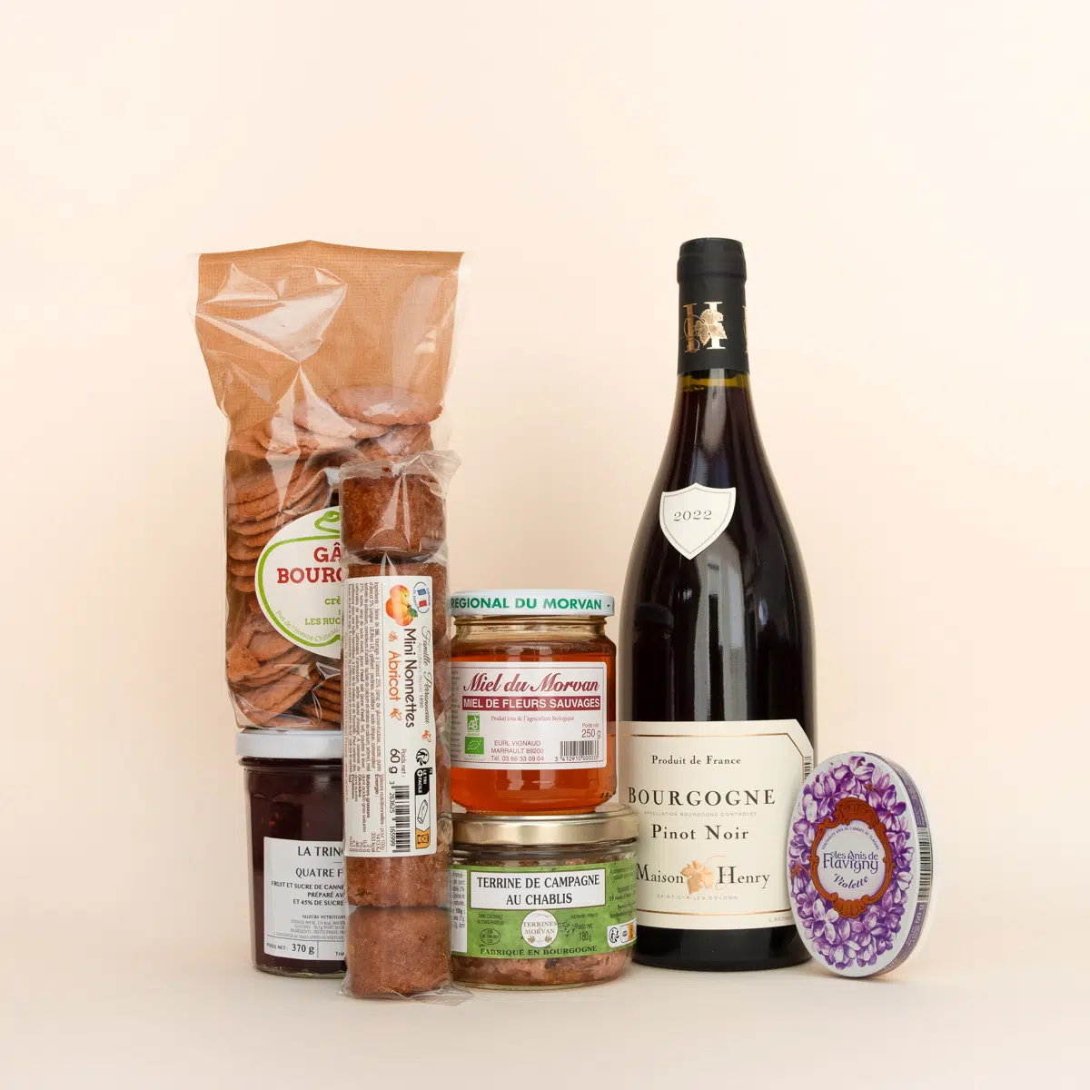 Coffret cadeau composé de produits de Bourgogne : 1 bourgogne Pinot Noir, 1 sachet de gâteaux bourguignons à la crème fraîche, 1 terrine, 1 sachet de mini nonnettes, 1 boite d'anis de Flavigny, 1 miel, 1 confiture