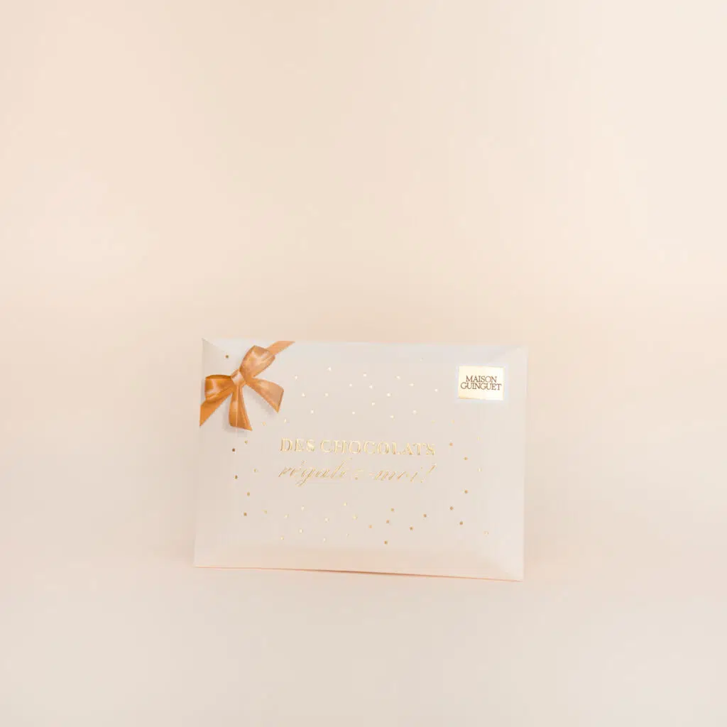 Boite de chocolat sous forme d'enveloppe. Assortiment de chocolats pralinés.