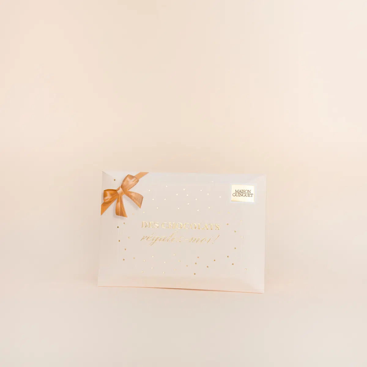 Boite de chocolat sous forme d'enveloppe. Assortiment de chocolats pralinés.